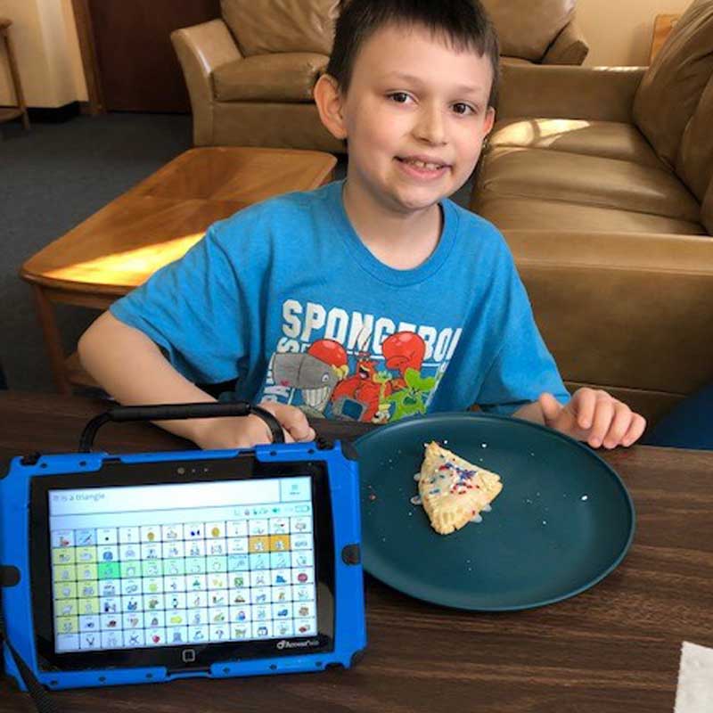 student-with-ipad-and-dessert